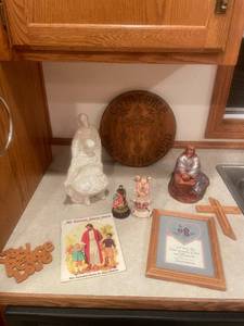lot 40 image: Collection of Religious Decor and Figurines