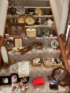 lot 64 image: Collection of Vintage Home Decor and Collectibles