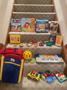 lot 101 image: Mixed Lot of Educational Toys, Musical Keyboard, and Blocks
