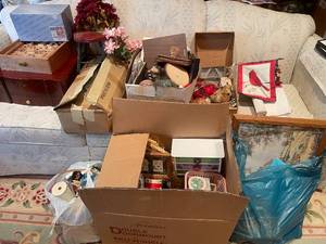 lot 109 image: Assorted Collection of Vintage Home Decor and Craft Items
