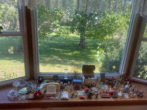 lot 118 image: Assorted Collection of Vintage Figurines and Decorative Items