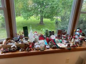 lot 132 image: Assorted Holiday and Winter Decor Collection