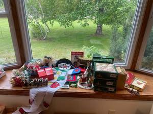 lot 137 image: Assorted Christmas Decorations and Holiday Collectibles