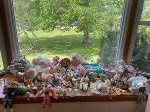 lot 144 image: Easter Decoration Collection Bunnies, Eggs, and More