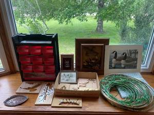 lot 145 image: Collection of Nature-Themed Home Decor Items