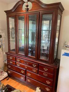 lot 147 image: Elegant Mahogany China Cabinet with Glass Doors