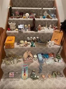 lot 157 image: Assorted Decorative Collectibles and Home Decor Items