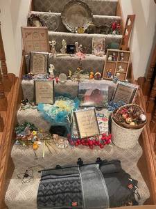 lot 159 image: Eclectic Collection of Home Decor and Gift Items