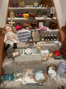 lot 160 image: Collection of Miscellaneous Household and Decor Items