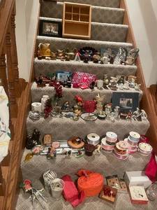 lot 161 image: Assorted Collectible Decor and Craft Supplies Collection