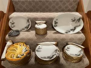 lot 166 image: Hand-painted Japanese Porcelain Dinnerware