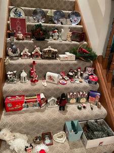 lot 169 image: Assorted Christmas Decor and Tableware Set