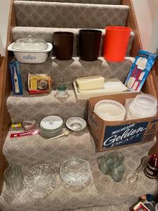 lot 171 image: Diverse Household Kitchenware and Decor Collection