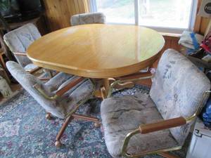lot 501 image: Oblong pedestal dining table with 4...