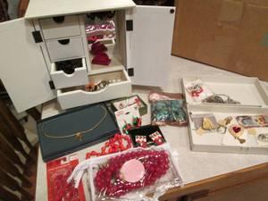 lot 511 image: Jewelry box plus large assortment o...