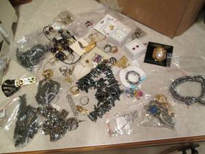 lot 512 image: Large lot of costume jewelry to inc...