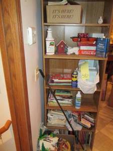 lot 523 image: Content on shelf to include cookboo...