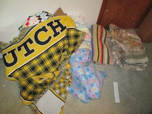lot 527 image: Bundle of blankets, afghans and thr...