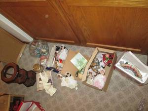 lot 530 image: Lot of mini Porcelain dolls, Cardin...