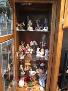 lot 538 image: Content on left entertainment shelv...
