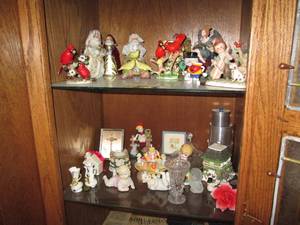 lot 541 image: All nik naks and home decor on righ...