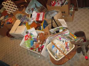 lot 547 image: Variety of home decor, crafting sup...