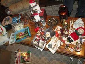 lot 561 image: Vintage nik naks, Christmas ornamen...