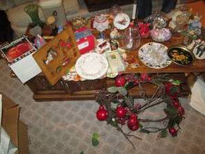 lot 562 image: Vintage decor, faux fruit and flora...