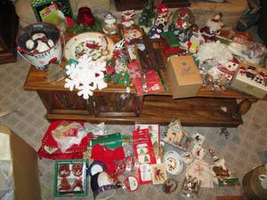 lot 568 image: Huge lot of Christmas decor, orname...