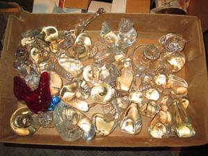 lot 572 image: Flat of assorted animal shaped glas...