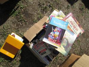 lot 623 image: Large lot of paperback and hardcove...
