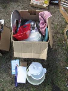 lot 624 image: Box lot of assorted Tupperware, met...