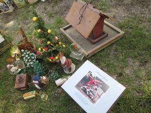 lot 626 image: Wood outdoor bird feeder, vintage c...