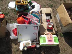 lot 629 image: Box of Vintage kids toys and games,...