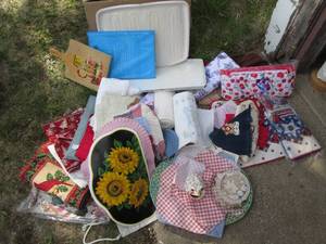 lot 635 image: Huge lot of decorative placemats, t...