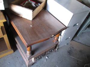 lot 640 image: Vintage Wood end table with drawer,...