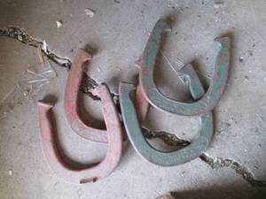 lot 642 image: Vintage metal horseshoes...