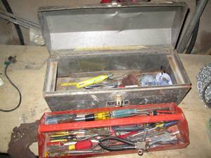 lot 716 image: Tool box with assorted hand tools