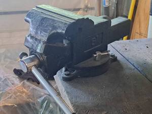 lot 402 image: Larin Bench Vise 6-grip