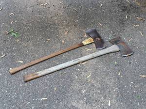 lot 425 image: Lot of (2) Axes