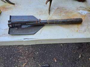 lot 427 image: Folding Camp Shovel