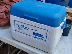 lot 434 image: Rubbermaid Sportcooler 12 Cooler (BlueWhite)