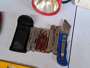 lot 518 image: (3) Assorted Multi-Tools and (1) Utility Knife