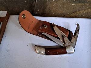 lot 522 image: Cabelas Lock Blade Knife with Leather Sheath
