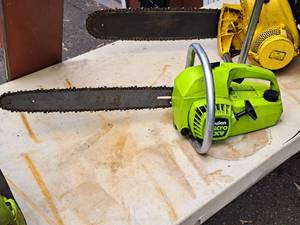 lot 533 image: Poulan XXV Micro Gasoline-Powered Chainsaw 16 Bar