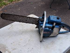 lot 537 image: Homelite Super XL Gasoline-Powered Chainsaw 16 Bar