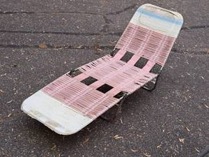 lot 547 image: Fold-Up Lounger (PinkWhite)