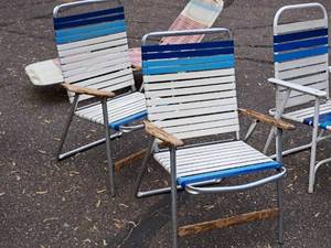 lot 548 image: Lot of (2) Folding Patio Chairs (BlueWhite)