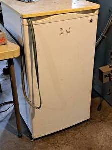 lot 569 image: Mini Refrigerator