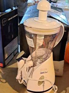 lot 609 image: Back To Basics Smoothie Freeze Smoothie Machine
